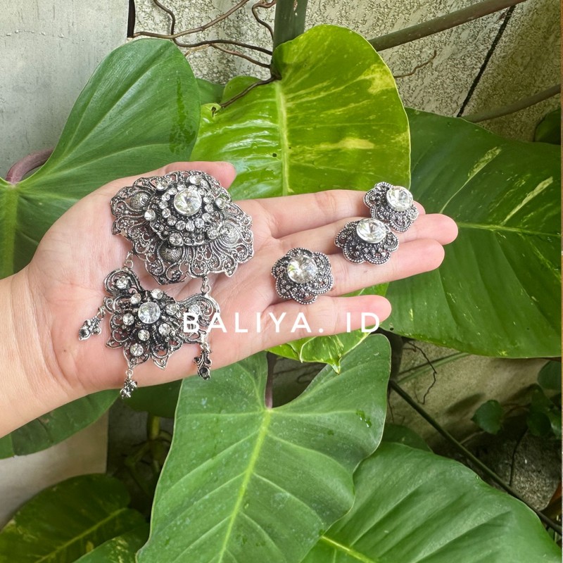 Bros Kebaya Bali dengan Batu Kristal yang Elegan