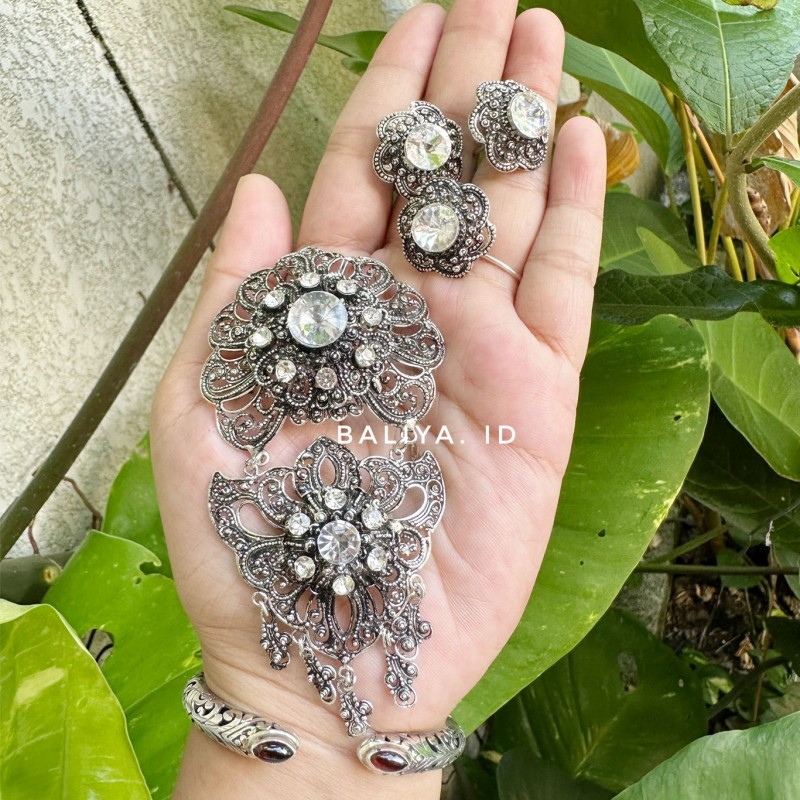 Cara Menyesuaikan Bros dengan Warna Kebaya Bali