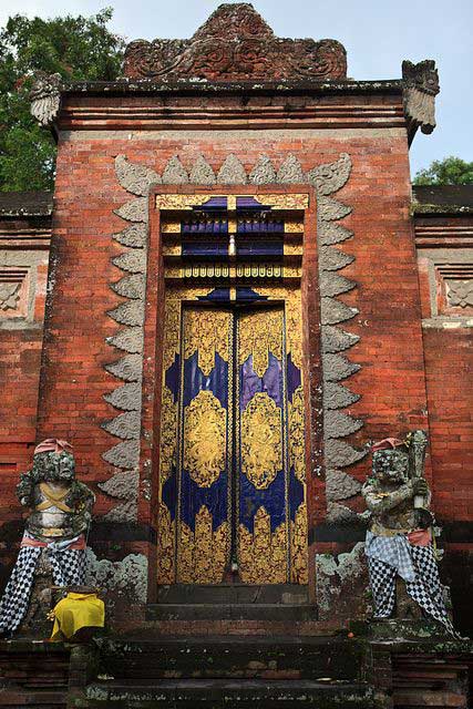 Angkul Angkul Tradisional Bali
