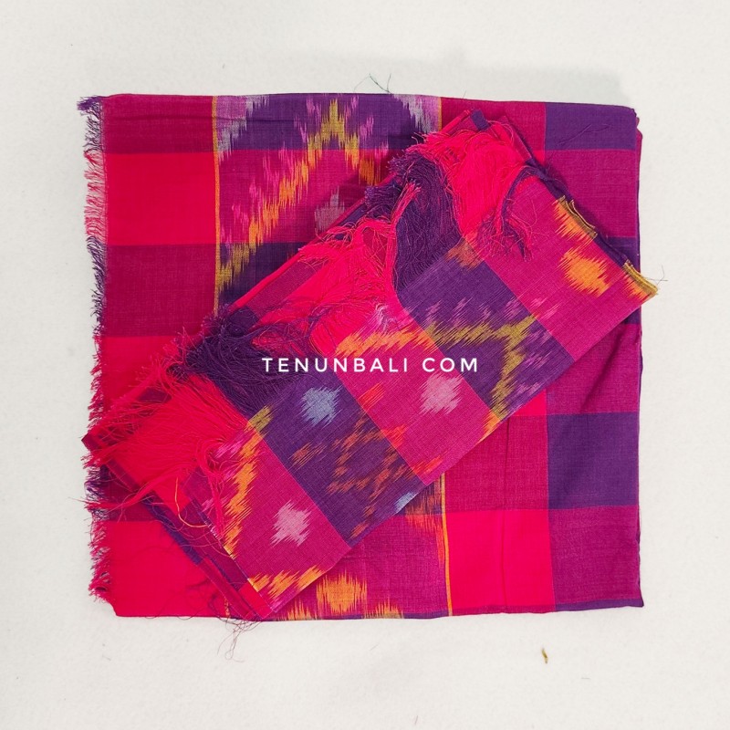 detail motif endek dobol warna pink 