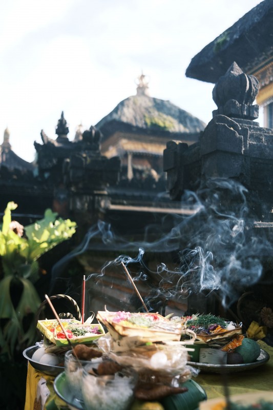 pesembahan di pura